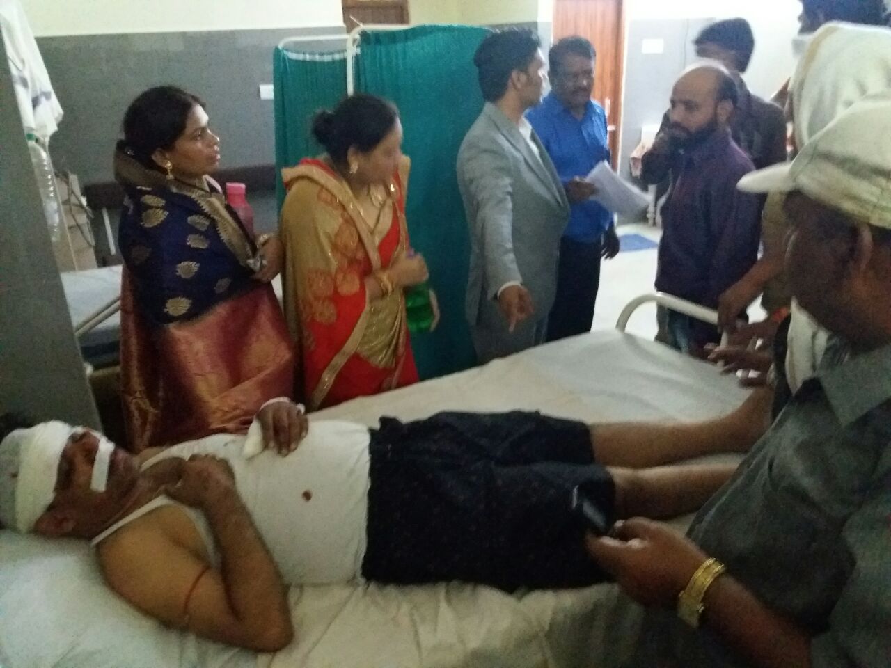 Half a dozen wounded in the accident बेकाबू ट्रक ने बारातियों और १०० डायल को मारी टक्कर