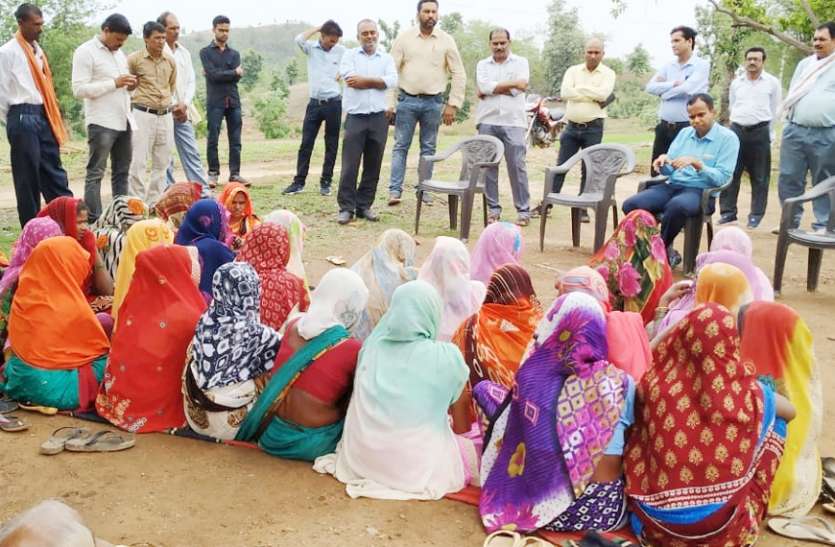 Singrauli collector listened-solved problem of villagers of Chitrangi कलेक्टर ने सुनी ग्रामीणों की फरियाद, मौके पर ही कर दिया निराकरण