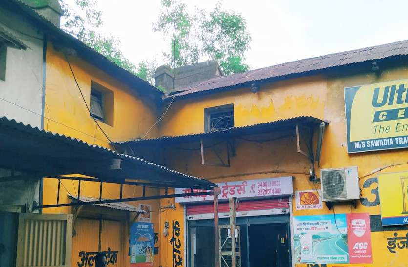 एलबेस्टर टीन उठाकर सावंडिय़ा ट्रेडर्स में घुसे चोर और कर दिए साढ़े पांच लाख पार