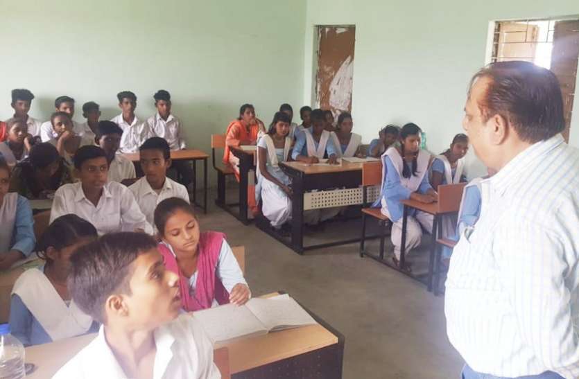 Singrauli DEO inspected schools, action on absent teachers डीइओ ने किया स्कूलों का निरीक्षण, नदारद मिले आधा दर्जन शिक्षक, कार्रवाई के लिए नोटिस जारी