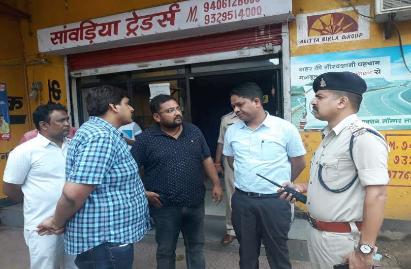 एलबेस्टर टीन उठाकर सावंडिय़ा ट्रेडर्स में घुसे चोर और कर दिए साढ़े पांच लाख पार आखिर क्या हुआ कि सावंडिय़ा ट्रेडर्स के मालिक ने लाखों रूपए गल्ले में छोड़े, अज्ञात चोरों ने दिया घटना को अंजाम पढ़िए पूरी खबर...