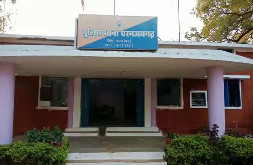 Student drowns in pond : तालाब में डूब कर छात्र की मौत, मर्ग कायम कर जांच में जुटी पुलिस तालाब गया था बालक स्कूल का ड्रेस धोने, कुछ समय बाद घर में पसरा मातम पढ़िए पूरी खबर...