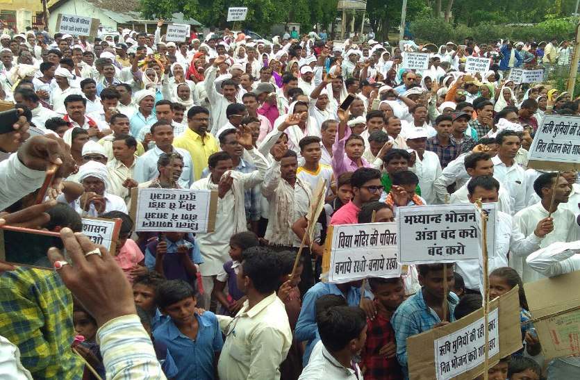 kawardha news अंडे पर मचा बवाल, स्कूल के मध्यान्ह भोजन से हटाने प्रदेश में पहली बार निकली अनोखी अंडा रैली, Video