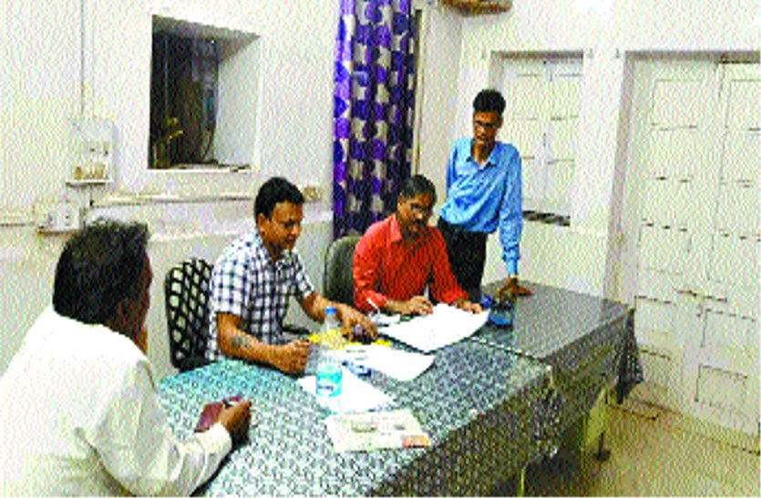 patrika ड्यूटी पर थे कर्मचारी, फिर भी मिल गया नोटिस