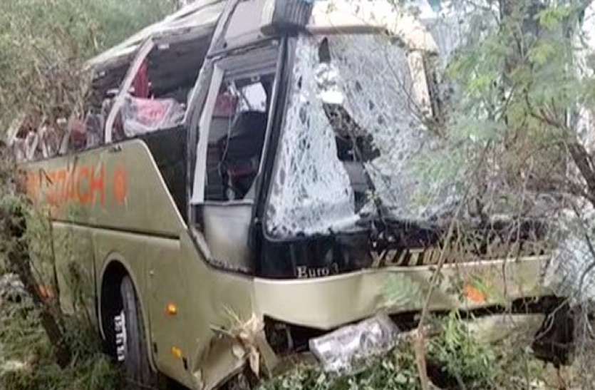 Bus accident in Pakistan पाकिस्तान में भीषण सड़क हादसा, तेज रफ्तार बस पलटने से 13 की मौत