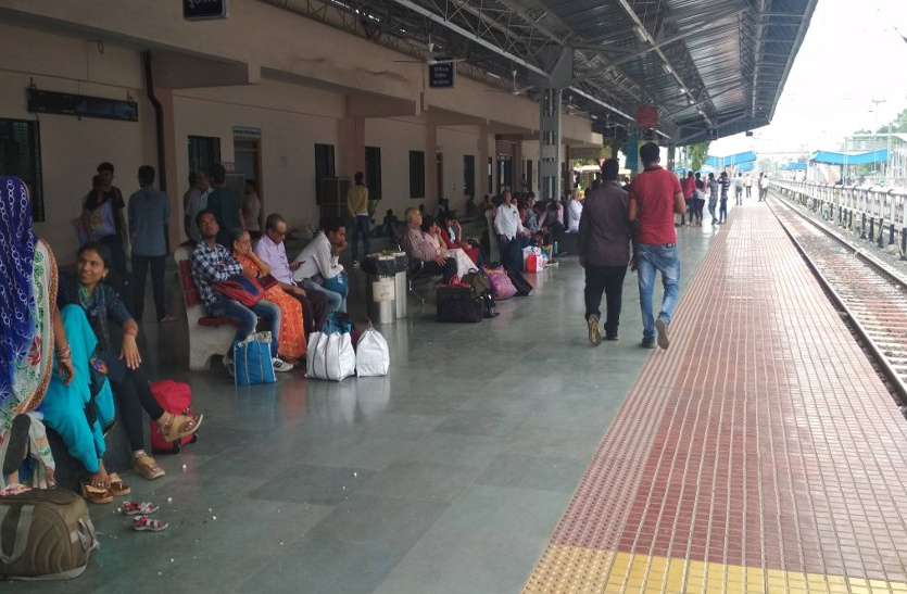 patrika रेलवे स्टेशन यार्ड में पटरी से उतरी मालगाड़ी, थम गए ट्रेनों के पहिए