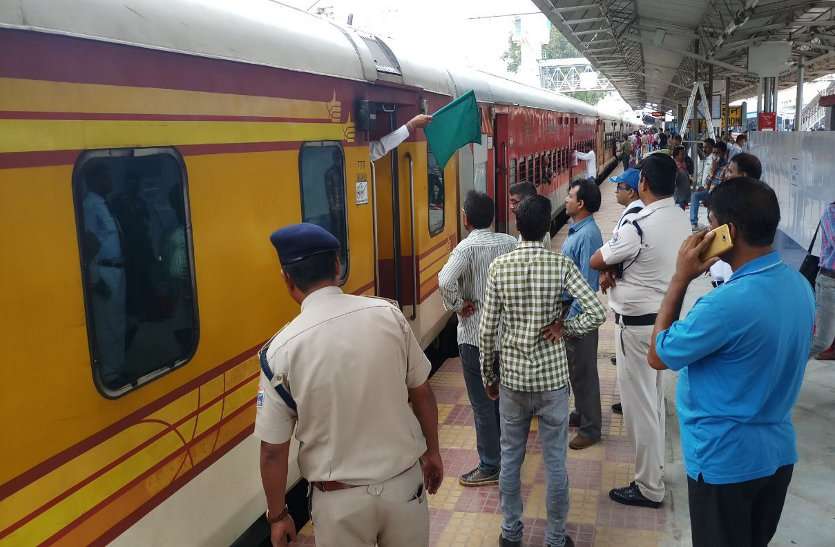 Sampark Kranti Express संपर्क क्रांति एक्सप्रेस में शॉर्ट सर्किट, ट्रेन से धुआं निकलता देख यात्रियों में मचा हड़कंप