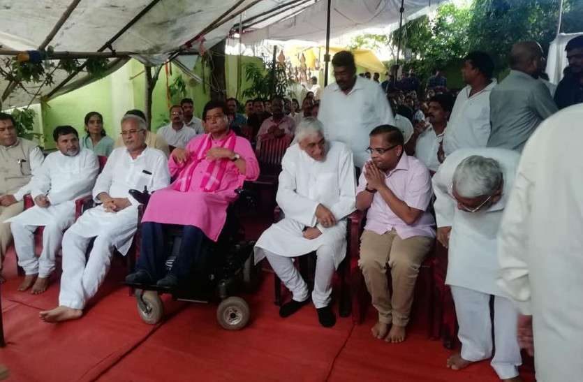 Chhattisgarh Politics CM भूपेश के घर परिवार के साथ पहुंचे अजीत जोगी, प्रार्थना सभा में हुए शामिल
