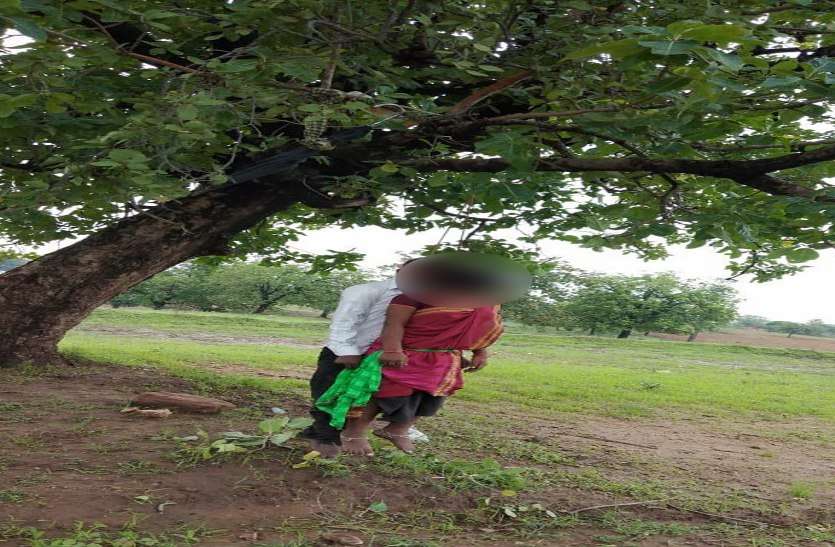 Love couple suicide शादीशुदा प्रेमी के साथ फंदे पर झूल गई युवती, पेड़ पर दोनों का शव देखकर गांव में फैली सनसनी