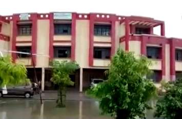 Water logging in Ballia Police Station due to heavy rain लगातार हो रही बारिश से बलिया शहर बदहाल, पुलिस चौकी में भी घुसा पानी