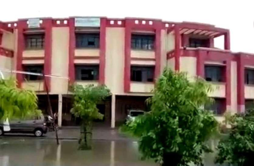 Ballia Police station water logging लगातार हो रही बारिश से बलिया शहर बदहाल, पुलिस चौकी में भी घुसा पानी