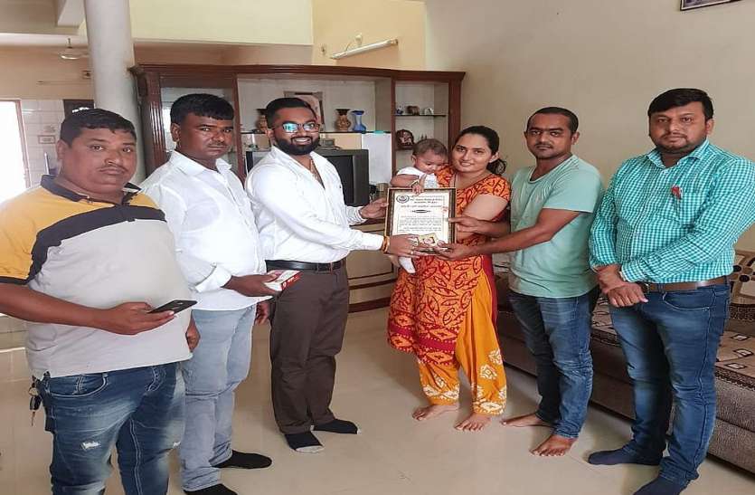 surat photo Surat News ग्राम पंचायत बेटी के जन्म पर दे रही चांदी का सिक्का