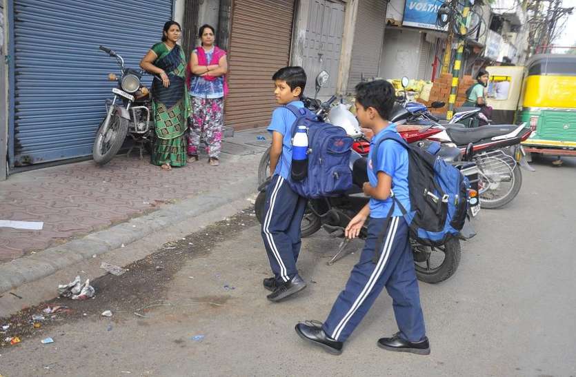 school beg स्कूलों की मनमानी : 10 से 15 किलो तक का वजन ढोने को मजबूर नौनिहाल