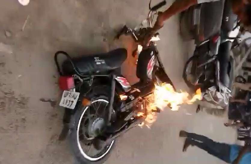 moradabad बीच सड़क पर चलती बाइक से उठने लगीं आग की लपटें, सवार ने ऐसे बचाई जान, देखें वीडियो