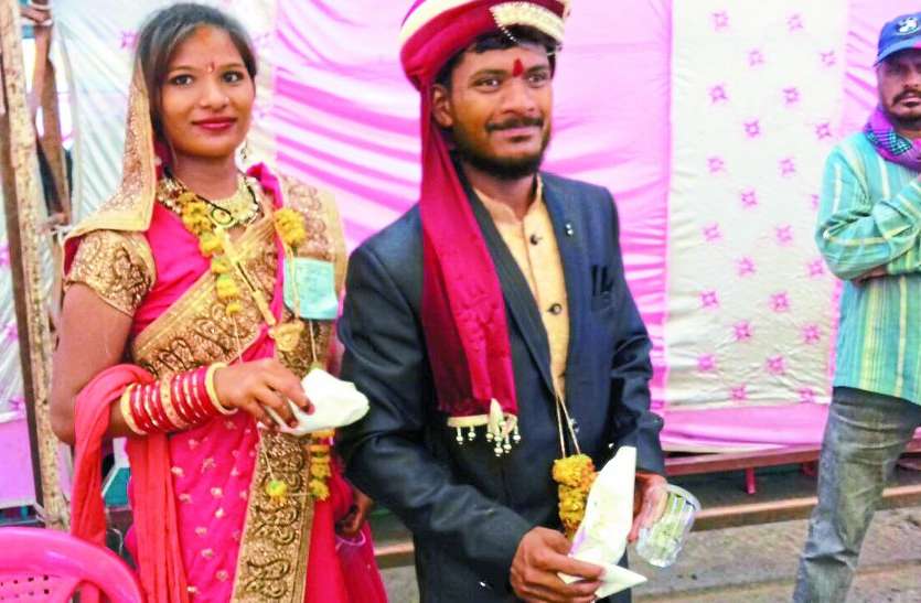 shadi कन्यादान योजना में अपनी ही शादी में दुल्हा-दुल्हन ने उठाई जूठी पत्तल