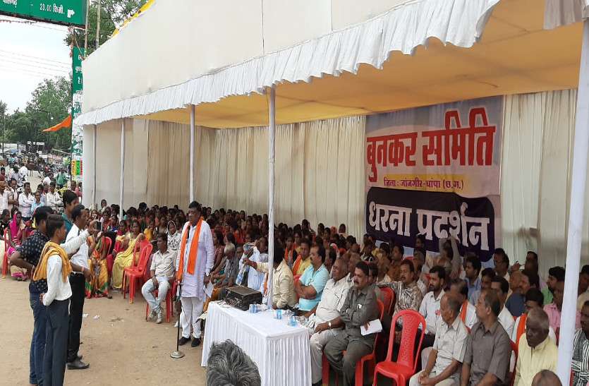 बुनकर परिवारों के आंदोलन में शामिल हुए विधायक, कहा- कमीशन के लिए प्रदेश सरकार ने 50 हजार बुनकर परिवारों के पेट पर मारा लात