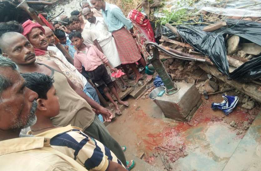 house falling due to heavy rain चंदौली में कच्चा मकान गिरा, मलबे में दबकर मां की मौत, दो साल के बच्चे की हालत गंभीर