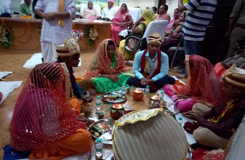 Hindu and Muslim Marriage under Samuhik Vivah Yojana Scheme in up सामुहिक विवाह योजना के तहत 101 नव दम्पत्तियों का हुआ विवाह, वर वधु देंगे पौधरोपण का संदेश