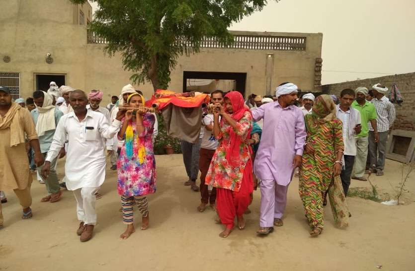 cremation दत्तक पुत्री ने दी पिता को मुखाग्रि, निभाई बेटे की सभी जिम्मेदारियां