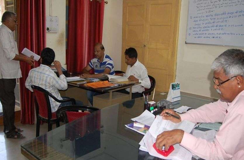 Jalore Nagar parishad पट्टे जारी होने के बाद जांच टीम पहुंची तो रजिस्टर में रही कमियां करने लगे पूरी