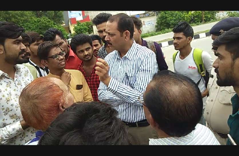 रोड पर स्पीड ब्रेकर बन जाए तो अच्छा रहेगा रोड पर स्पीड ब्रेकर बन जाए तो अच्छा रहेगा