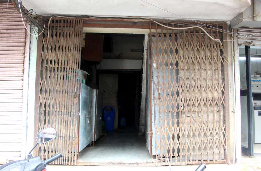 dhar नीचे भटठी पर बनता है नमकीन,उपर की मंजिल पर पढते है विद्यार्थी