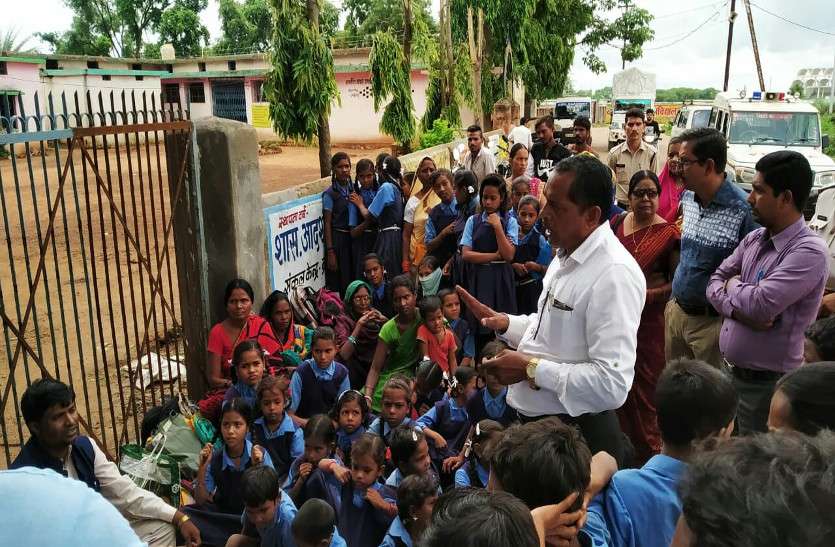 dhamtari school स्कूल में समय पर नहीं पहुंच रहे टीचर, परिजनों ने किया प्रदर्शन और नारेबाजी
