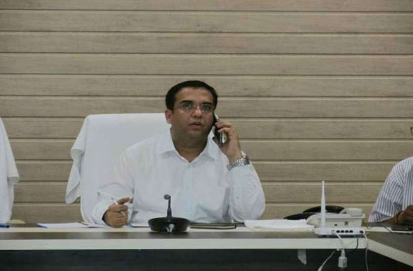 DM Pilibhit जिलाधिकारी ने चलाई तबादला एक्सप्रेस, पैरवी में जुटे सचिव