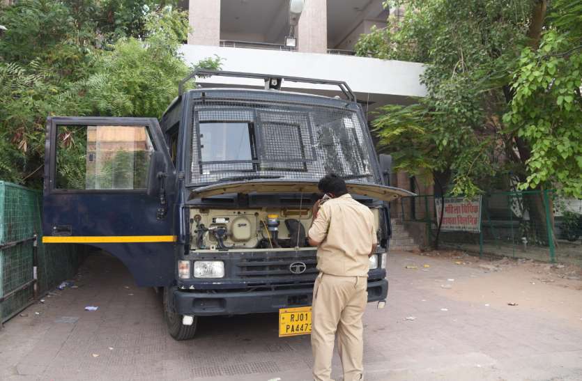 Hardcore accused Kailash firing case in Court हार्डकोर आरोपी कैलाश मांजू को कोर्ट लाने वाली गाड़ी हांफने से पुलिस की फूली साँस
