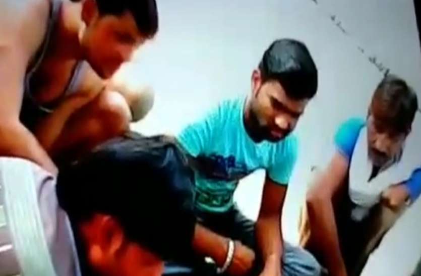 Etawah News सजा नहीं मौज का अड्डा बना जेल परिसर, कैदी कर रहे हैं ऐसा गलत काम, पुलिस वाले भी दिखे शामिल