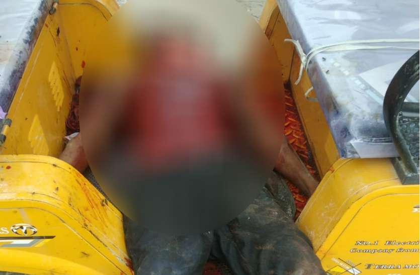 Labor death during work लकड़ी काटने के दौरान ग्राइन्डर स्लिप कर गर्दन पर गिरा, मजदूर की मौत