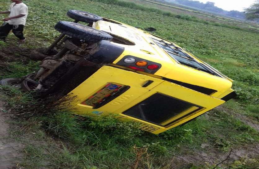 Road Accident BIG BREAKING: फतेहपुर में स्कूली वैन पलटी, 8 बच्चे घायल