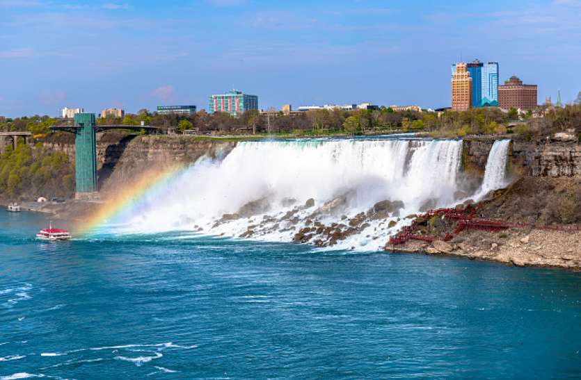 Niagara Falls नियाग्रा फॉल्स में बहकर भी बाल-बाल बचा कनाडाई शख्स, 188 फीट नीचे गिरने के बाद भी सही सलामत