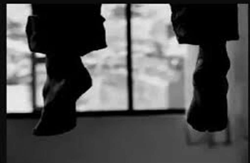 Commits suicide मां की ये बातें सुन इकलौते बेटे ने खुद को कमरे में कर लिया बंद, जब पीछे के दरवाजे से पहुंची तो...