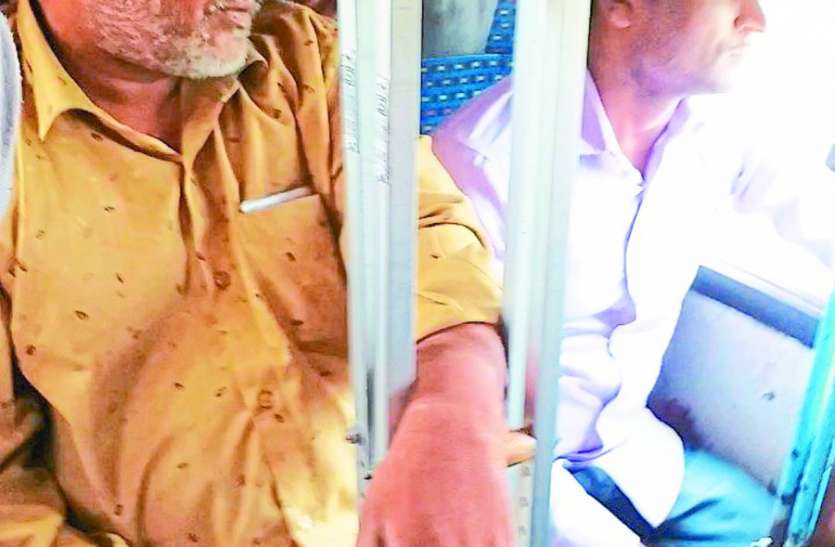bus रियायती पास पर भड़का कंडक्टर, कहा...मेरी गाड़ी में आरटीओ थोड़ी डलवा रहे डीजल