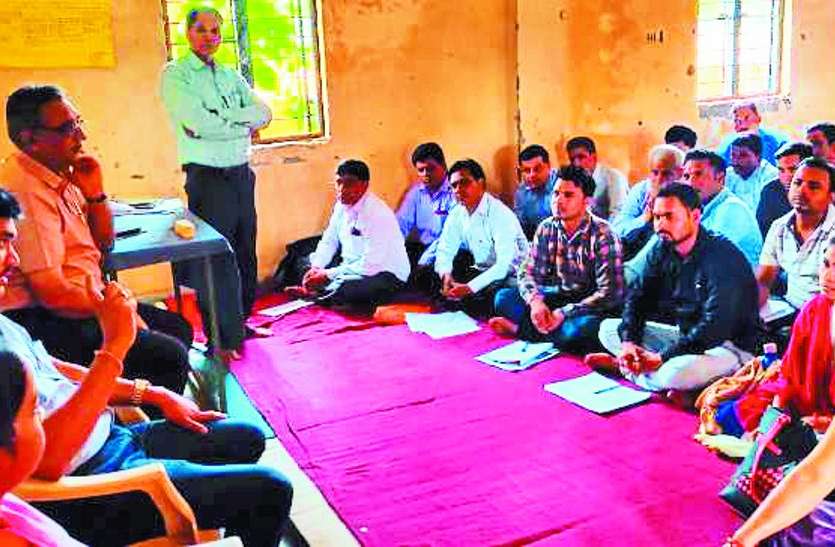 collecter कलेक्टर पहुंचे स्कूलों का निरीक्षण करने, देरी से पहुंची शिक्षिका किया निलंबित
