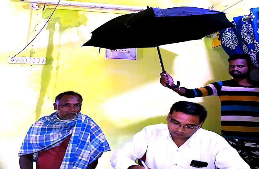 Treatment under the umbrella स्वास्थ्य मंत्री के विधानसभा क्षेत्र में एक ऐसा अस्पताल जहां बारिश में छाता लगाकर डॉक्टर करते हैं इलाज