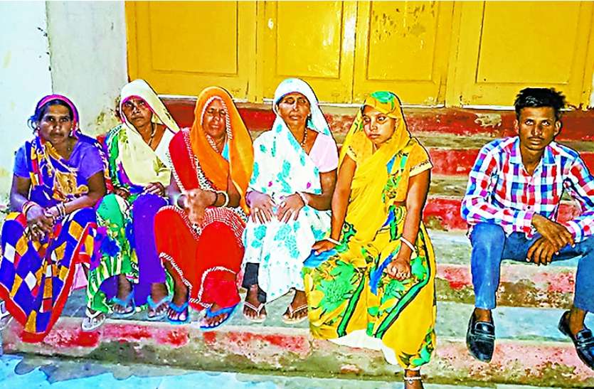 Hospital Closed at night अस्पताल पर ताला, रात दो घंटे दर्द से तड़पती प्रसूताएं करती रहीं स्टाफ का इंतजार, चिकित्सा विभाग में मचा हड़कम्प