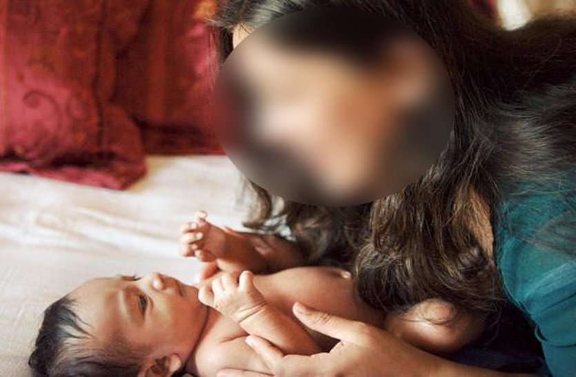 suicide women दर्दनाक: सात माह के बच्चे को खाट में बैठाकर मां ने लगा ली फांसी, सांस थमते ही चीखकर रोने लगा मासूम