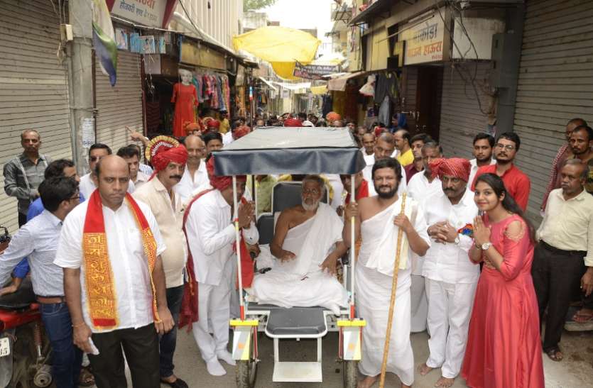 jj चातुर्मास के लिए आचार्यश्री और मुनिश्री का मंगल प्रवेश