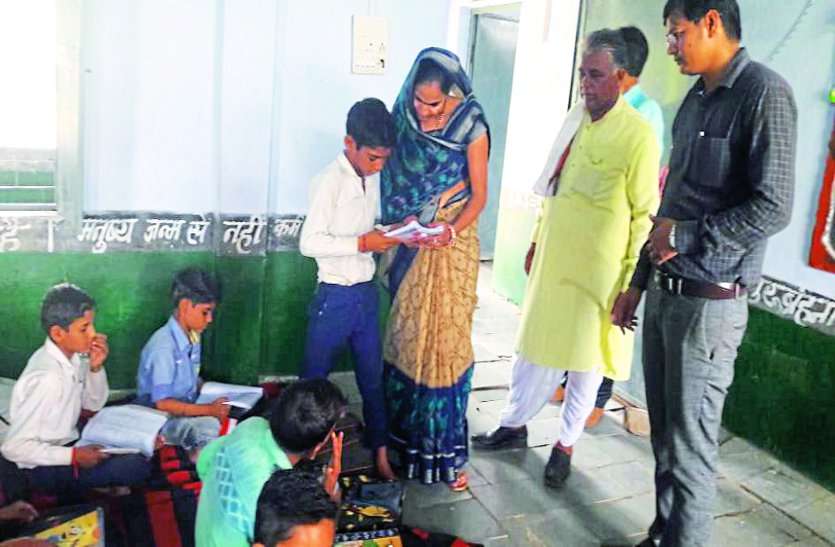 jila panchayat president inspection in government school in sheopur खुली श्योपुर के शिक्षा विभाग की पोल, बच्चे नहीं पढ़ पाते हिंदी, इन को बताया जिम्मेदार