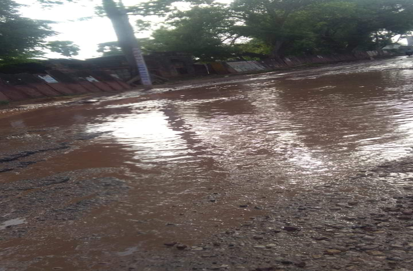 Road construction stopped at Karauli hospital road on verbal order मौखिक आदेश पर करौली के अस्पताल रोड का सड़क निर्माण बंद