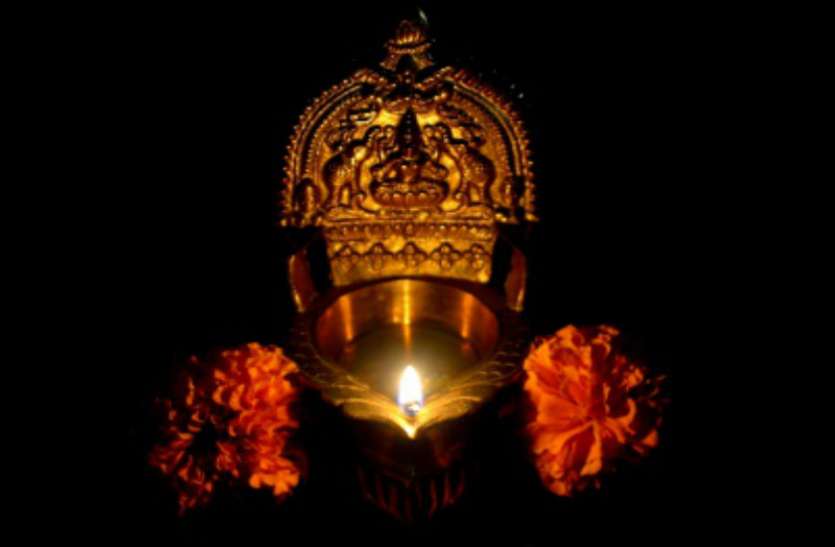 maa lakshmi अगर मिल रहे इस तरह के संकेत तो समझ लीजिए प्रसन्न होने वाली हैं धन की देवी लक्ष्मी