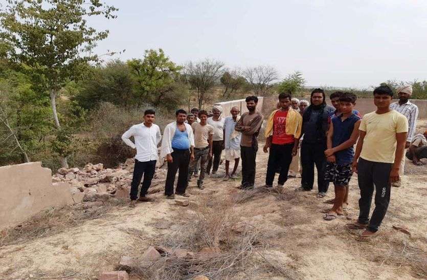one year in road demage एक वर्ष में ही ध्वस्त हो गई चारदीवारी