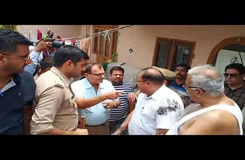 moradabad अतिक्रमण हटाने पहुंची नगर निगम की टीम हो गयी लोगों के गुस्से का शिकार,देखें वीडियो
