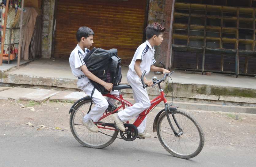 Heavy School Bag Letest News Neemuch In Hindi Student Heavy Bag शासन ने स्कूल के मासूम बच्चों के साथ किया फिर से मजाक