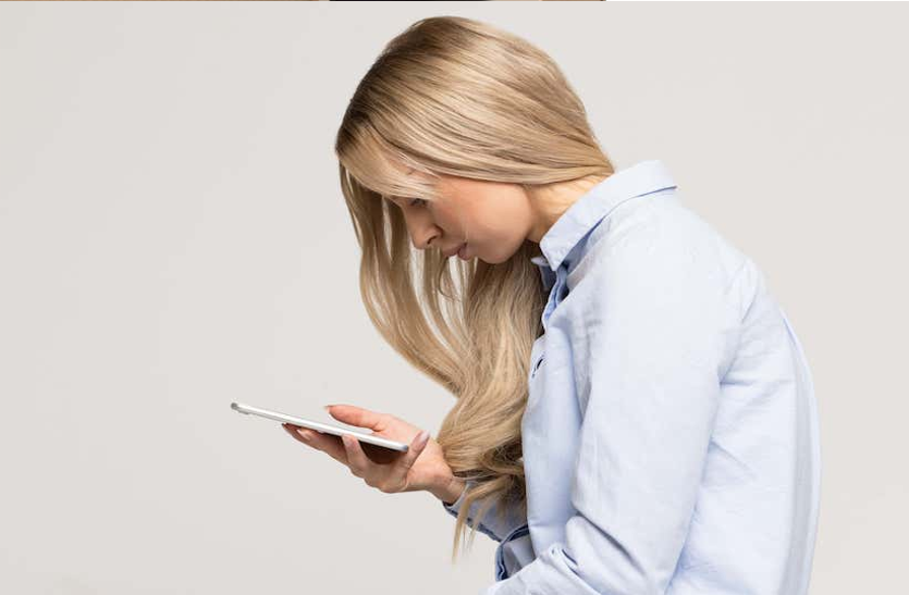 text-neck-text-neck-treatment-and-prevention Text Neck: अगर आप गैजेट्स का इस्तेमाल ज्यादा करते हैं तो जानें 'टेक्स्ट नेक' के बारे में