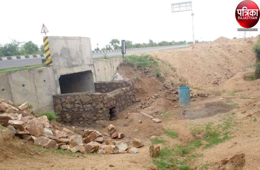 Risk of village drowning during rain बारिश के दौरान गांव डूबने का खतरा