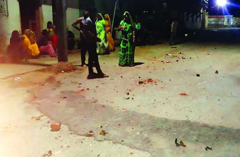banswara बांसवाड़ा : खांदू कॉलोनी में पुराने विवाद को लेकर देर रात मचा बवाल, हथियारों से लेस 40-50 लोगों ने किया पथराव और...