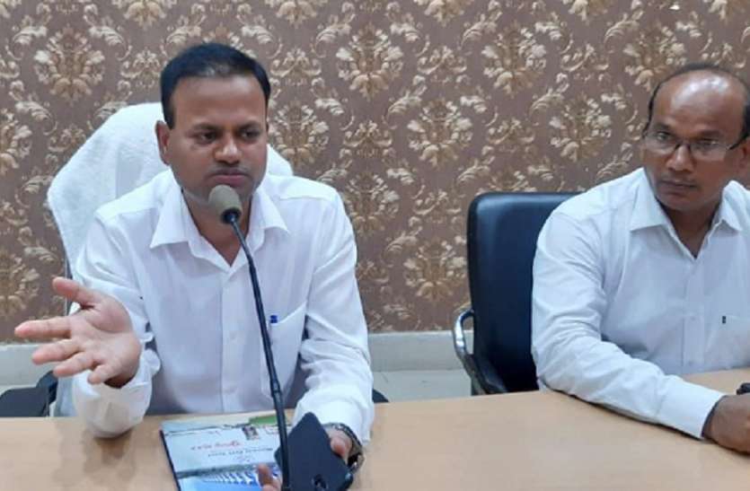 IAS Ravindra Kumar Video: CBI के छापे के बाद बुलंदशहर पहुंचे नए डीएम रविंद्र कुमार इस वजह से हुए नाराज